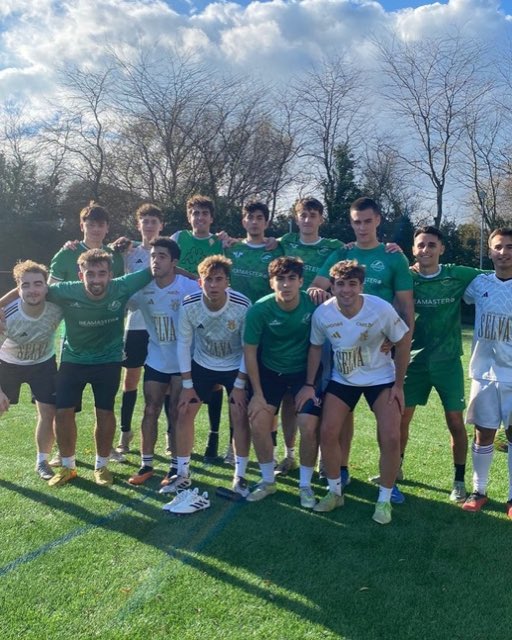 Equipo juvenil en el campo de césped artificial en un día soleado
