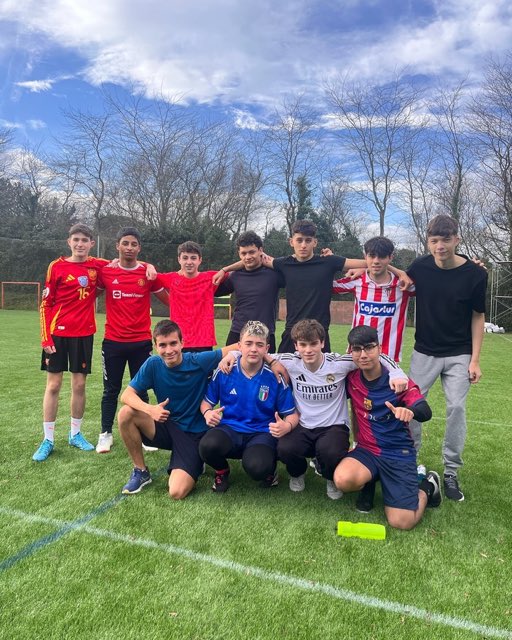 Grupo de jóvenes jugadores en el campo de la L4F Pro Arena