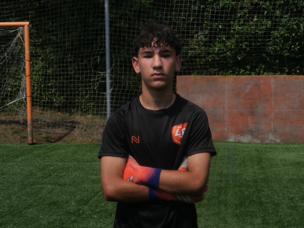 Portero con la equipación de THEL4FPRO y los guantes puestos en el campo de la academia
