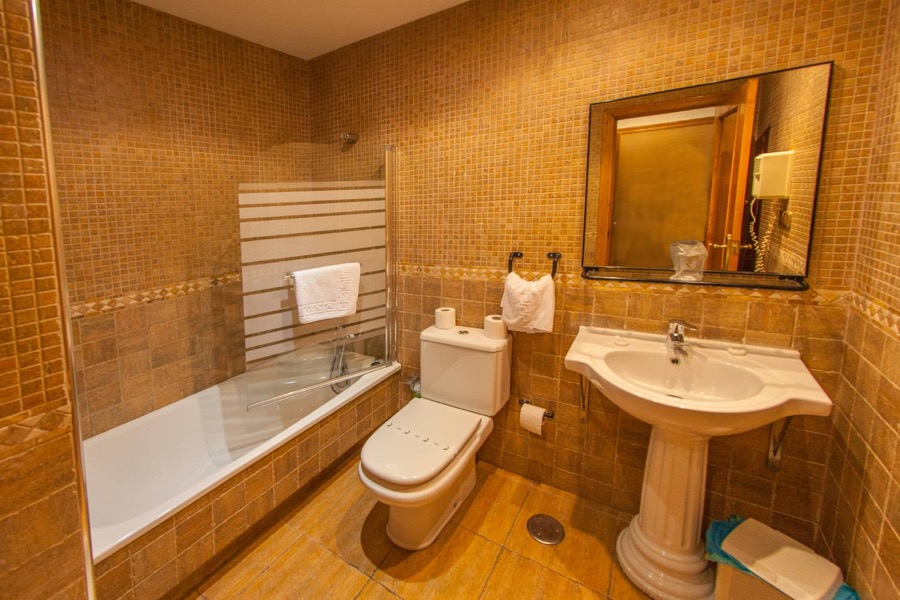 Baño privado de una habitación del hotel, con bañera
