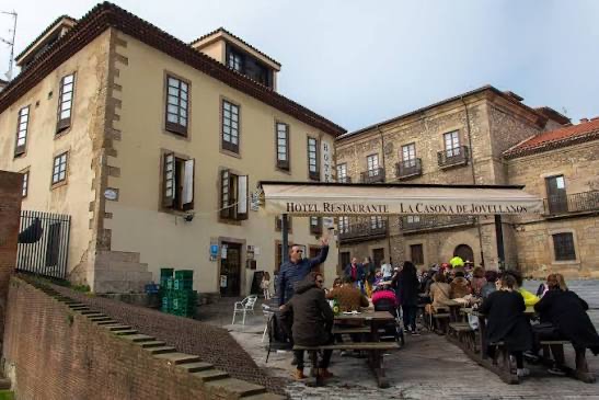 Fachada del hotel restaurante La Casona de Jovellanos con su terraza