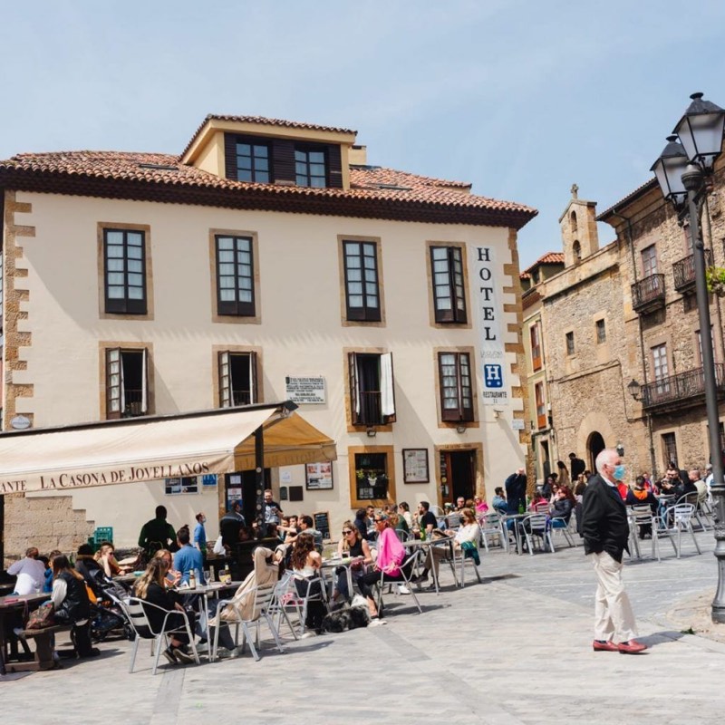 Fachada del Hotel Casona de los Jovellanos, con su terraza, en la plazuela de Jovellanos de Gijón