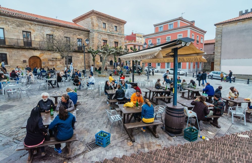 Plazuela de Jovellanos, en el casco histórico de Gijón, con la terraza del hotel