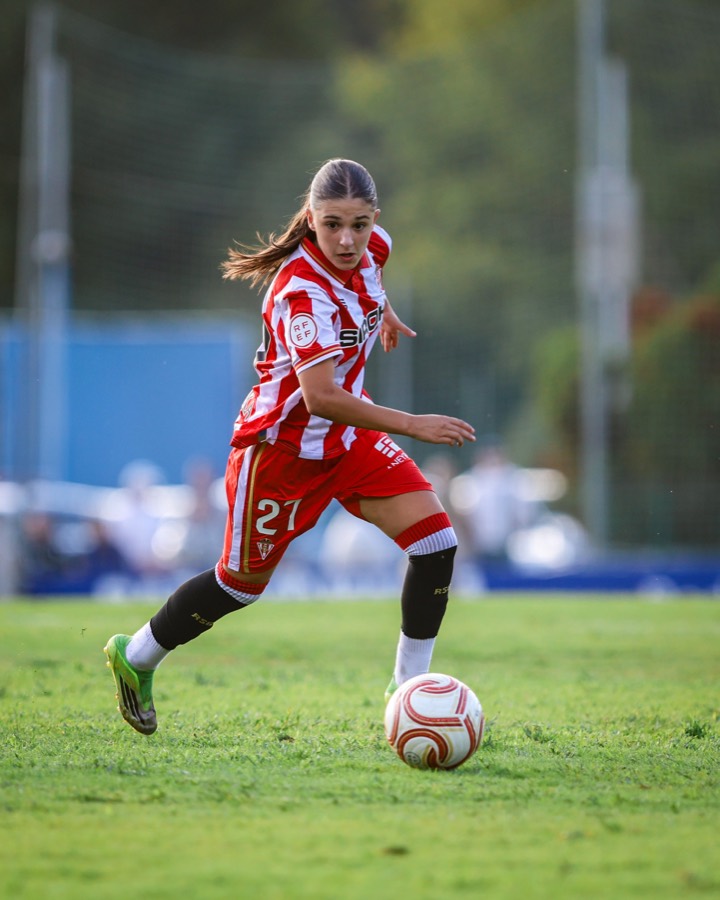 Daniela Fernández conduce el balón con el número 27 del Real Sporting Femenino durante un partido