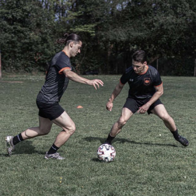 Entrenamiento grupal para jugadores de fútbol en Gijón