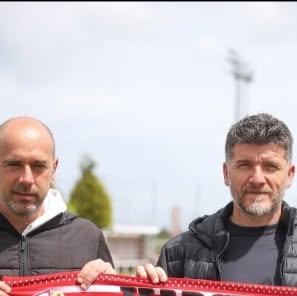Dos miembros del Real Sporting sujetando la bufanda conmemorativa de Marcel Sabou