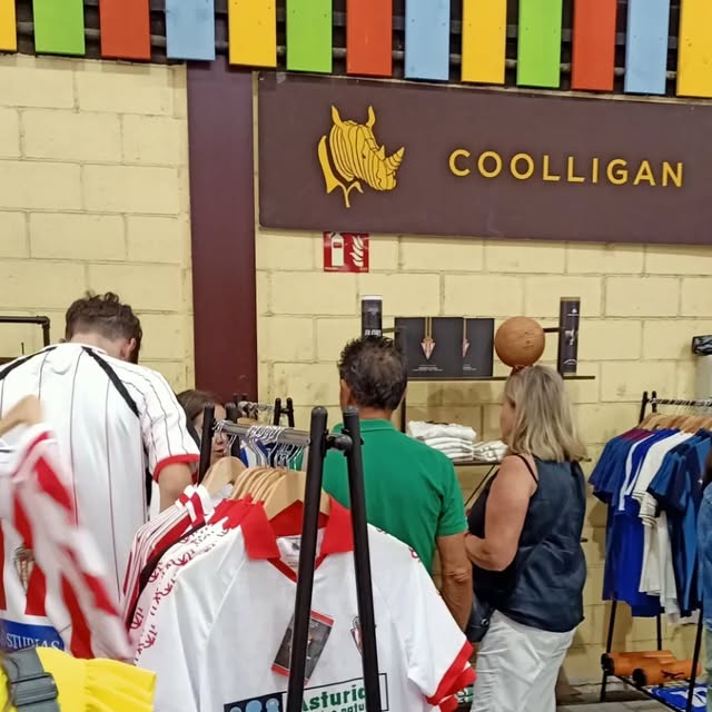 Camisetas solidarias en el stand de Coolligan en la Feria de Muestras de Gijón