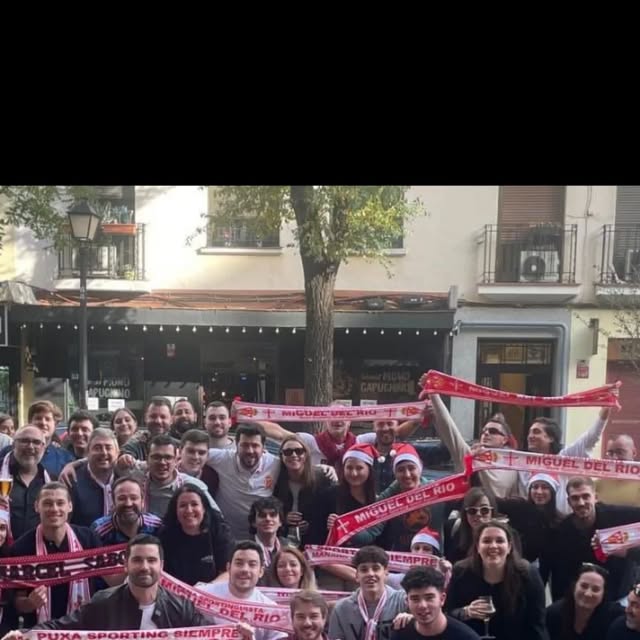 Miembros de la Peña Sportinguista Miguel del Río en Madrid con las bufandas conmemorativas
